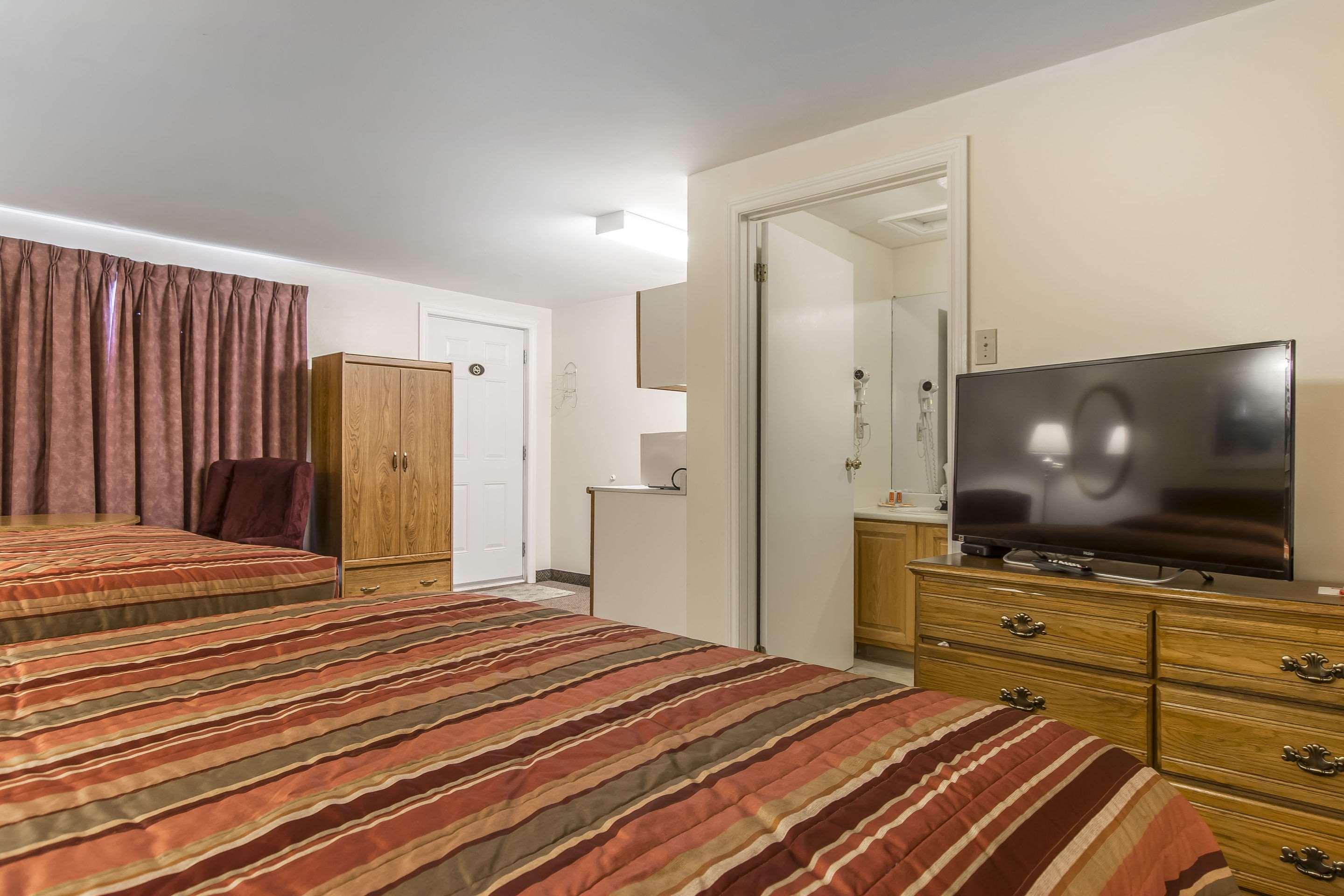 Econo Lodge Inn & Suites Saint John Exterior photo